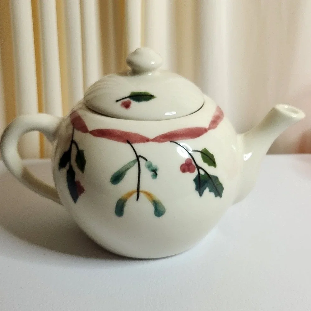 Hartstone Pottery Christmas Garland Teapot